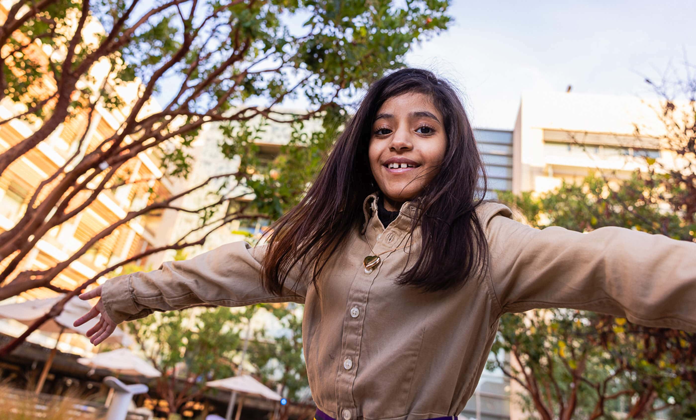 Leen with arms outstretched