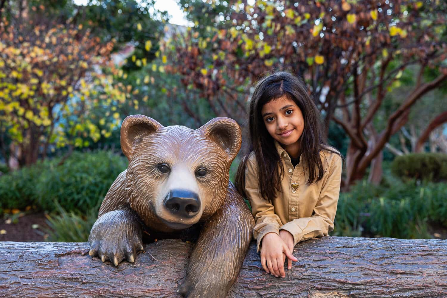 Leen with large bear statue