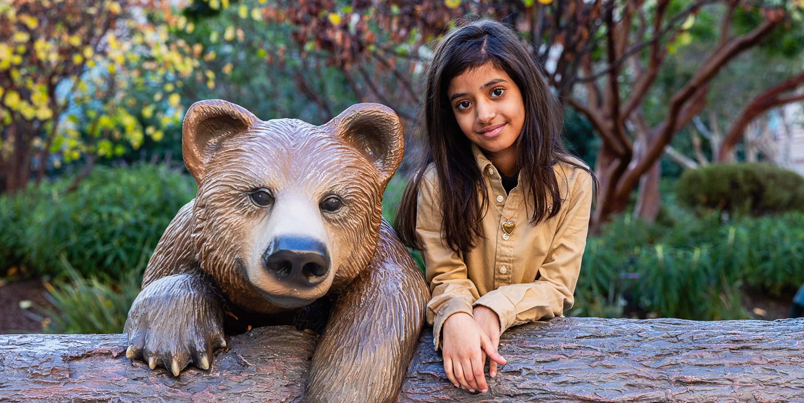 Leen with large bear statue