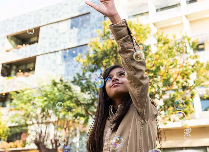 Leen with arm raised